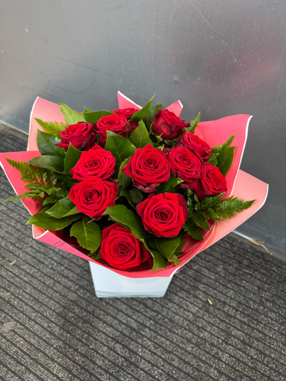 12 Red Roses Product Image